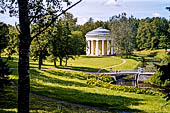 San Pietroburgo - il parco di Pavlovsk, tempio dell'Amicizia.